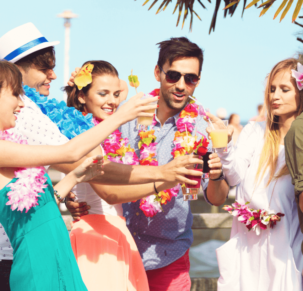 foto adultos con collar de flores